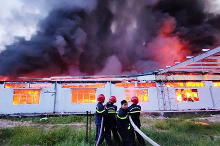 Huy động các phương tiện, lực lượng đến hiện trường để dập lửa. (Ảnh: Công an cung cấp) 
