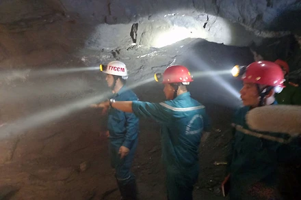 Các chuyên gia cứu hộ khảo sát vị trí sạt trượt trong hầm lò.