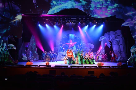 Vở nhạc kịch thu hút các em nhỏ. 