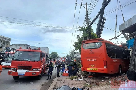 Hiện trường xe khách của nhà xe Phương Trang lao vào lề khiến 5 người thương, vong ở Cà Mau.