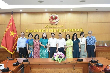 Lãnh đạo Ủy ban Nhà nước về người Việt Nam ở nước ngoài chụp ảnh cùng kiều bào. (Ảnh: Ủy ban Nhà nước về người Việt Nam ở nước ngoài)