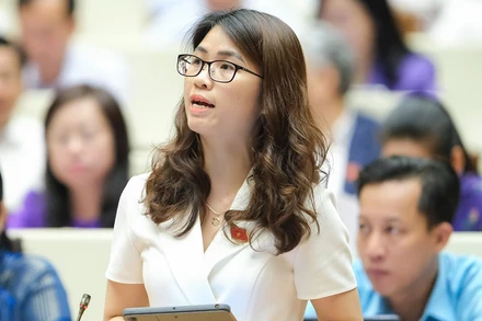 Đại biểu Đinh Thị Ngọc Dung (Hải Dương) phát biểu trong phiên thảo luận tại hội trường sáng 1/6. (Ảnh: quochoi.vn)