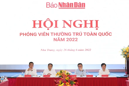 Đoàn Chủ tịch điều hành hội nghị.