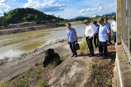 Phó Chủ tịch UBND tỉnh Hòa Bình Đinh Công Sứ (áo trắng) cùng Ban Chủ huy phòng chống thiên tai  và tìm kiếm cứu nạn tỉnh kiểm tra các vị trí sạt lở hạ lưu sông Đà.