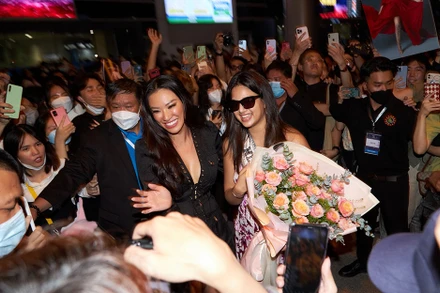 Hoa hậu Hoàn vũ 2021 Harzaaz Sandhu có mặt tại sân bay Tân Sơn Nhất tối 22/6. (Ảnh: Fanpage Hoa hậu Hoàn vũ Việt Nam)