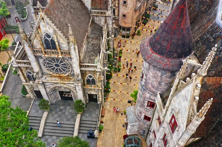 Công viên chủ đề Sun World Ba Na Hills chính thức đi vào khai thác vào năm 2009 