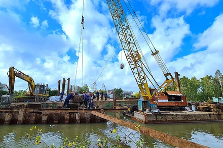 Một công trình cầu trong dự án lộ về Đầm Thị Tường (huyện Trần Văn Thời) đang được đẩy nhanh tiến độ.