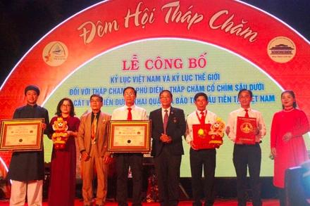 Trao chứng nhận xác lập kỷ lục Việt Nam đối với Tháp Phú Diên.