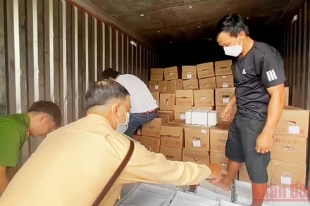 Ngành chức năng tạm giữ xe tải và 16 tấn thịt lợn không rõ nguồn gốc.