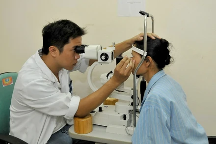 Khám mắt cho bệnh nhân tại Bệnh viện đa khoa tỉnh Hòa Bình. (Ảnh: Nguyễn Đăng)