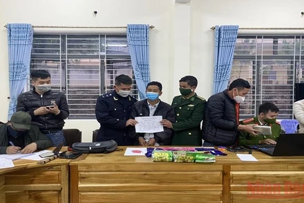 Các lực lượng chức năng bắt giữ đối tượng buôn bán ma túy.