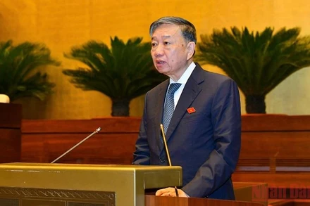 Bộ trưởng Công an Tô Lâm trình bày Tờ trình về dự thảo Nghị quyết về thí điểm mô hình tổ chức hoạt động lao động, hướng nghiệp, dạy nghề cho phạm nhân ngoài trại giam. (Ảnh: LINH NGUYÊN)