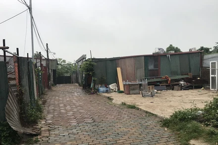 Vi phạm đất đai, trật tự xây dựng tại khu vực bãi sông quận Tây Hồ. (Ảnh: Ngọc Anh)