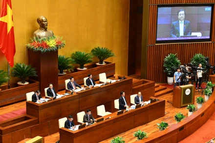 Bộ trưởng Nông nghiệp và Phát triển Nông thôn Lê Minh Hoan trả lời chất vấn nhóm vấn đề đầu tiên tại phiên chất vấn chiều 7/6. (Ảnh: LINH KHOA)