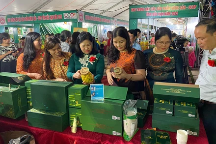 Các gian hàng trưng bày nhiều sản phẩm đặc sản, độc đáo. 