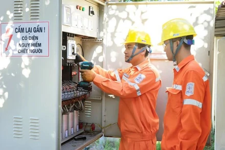 Nhân viên các Công ty Điện lực triển khai đầu tư, cải tạo và nâng cấp đồng bộ hệ thống điện.