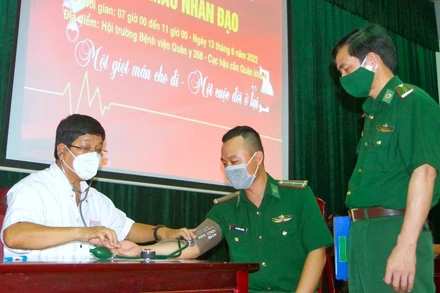 Cán bộ, chiến sĩ Biên phòng khám sức khỏe trước khi hiến máu.