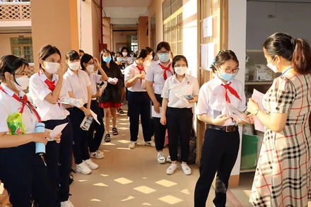 Giám thị đọc số báo danh cho thí sinh vào phòng thi.