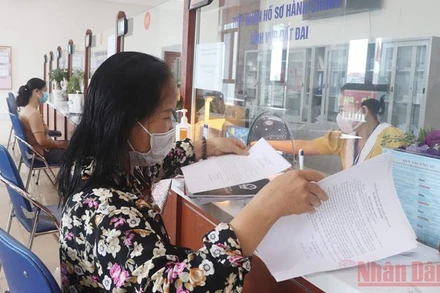 Người dân thực hiện thủ tục hành chính tại bộ phận một cửa UBND quận Bắc Từ Liêm.