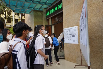 Các thí sinh tại Kỳ thi vào lớp 10 Trường trung học phổ thông chuyên Khoa học Tự nhiên năm 2022. (Ảnh: HUS)