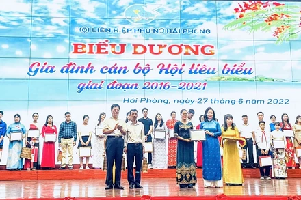 Biểu dương 21 gia đình cán bộ Hội phụ nữ Hải Phòng tiêu biểu.