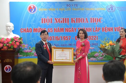 Thầy thuốc nhân dân, PTS, TS Vũ Nam - Bí thư Đảng ủy, Giám đốc bệnh viện được trao tặng Huân chương Lao động hạng 3.