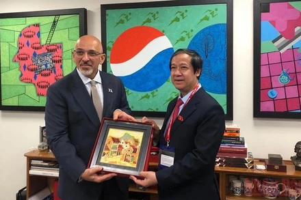 Bộ trưởng Nguyễn Kim Sơn tặng quà Bộ trưởng Nadhim Zahawi.