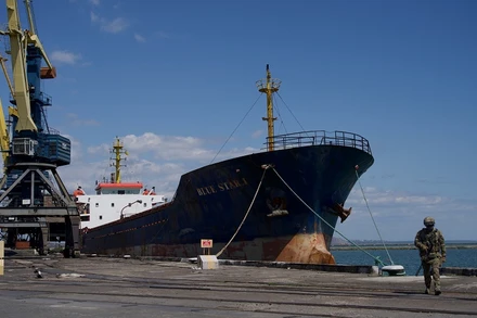 Binh sĩ Nga gác tại cảng Mariupol, Ukraine. (Ảnh tư liệu: AFP/ TTXVN)