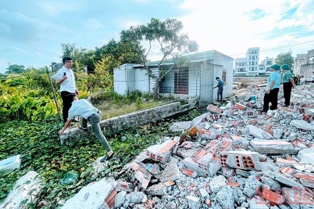 Các cơ quan chức năng của huyện Thủy Nguyên thực hiện giải phóng mặt bằng các trường hợp không tự giác chấp hành tại xã Tân Dương. 