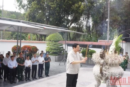 Thủ tướng Phạm Minh Chính cùng các thành viên đoàn công tác dâng hoa, dâng hương tại Khu mộ 10 Thanh niên xung phong hy sinh tại Ngã ba Đồng Lộc. Ảnh: NGÔ TUẤN