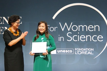 Tiến sĩ Hồ Thị Thanh Vân nhận giải thưởng "Nhà khoa học trẻ tài năng thế giới".