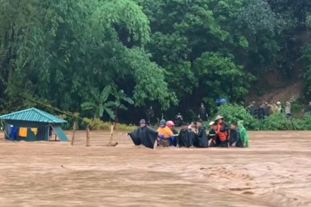 Lực lượng Bộ Chỉ huy quân sự tỉnh Sơn La tham gia di dời 13 hộ dân bản Phiêng Ngùa ra khỏi vùng lũ.