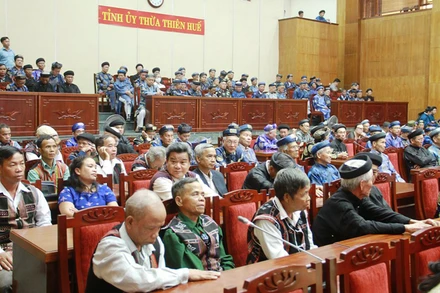 180 trưởng họ, trưởng tộc, già làng, người có uy tín tại các xã, phường, thị trấn tham dự hội nghị.