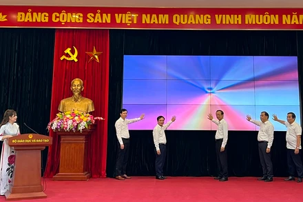 Thứ trưởng Giáo dục và Đào tạo Phạm Ngọc Thưởng cùng đại diện Ban Tổ chức ấn nút phát động cuộc thi.