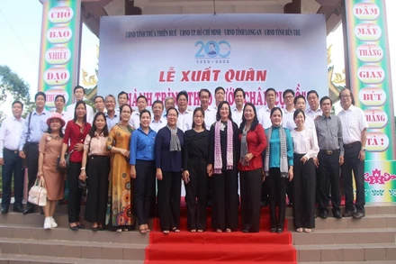 Đại biểu tham dự lễ xuất quân tại Di tích quốc gia đặc biệt Mộ và Khu lưu niệm Nguyễn Đình Chiểu.