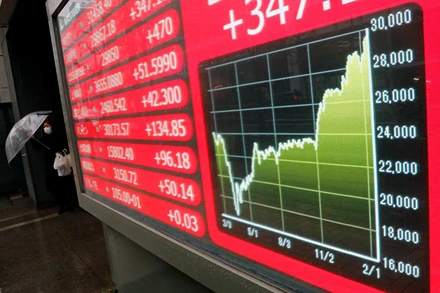 Bảng hiển thị chỉ số Nikkei tại Tokyo, Nhật Bản, ngày 15/2/2021. (Ảnh: Reuters)