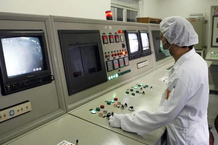 Kỹ thuật viên làm việc tại cơ sở hạt nhân ở Isfahan, Iran. (Ảnh: REUTERS)