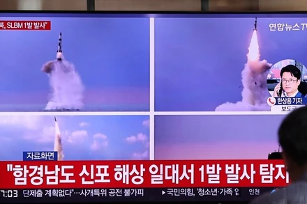 Bản tin về 1 vụ phóng tên lửa đạn đạo tầm ngắn của Triều Tiên phát sóng trên truyền hình Hàn Quốc, Seoul, ngày 7/5/2022. (Ảnh: Yonhap)