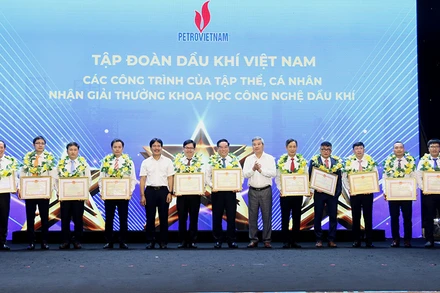 Các tập thể, cá nhân nhận giải thưởng khoa học công nghệ dầu khí.