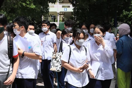 Thí sinh ra về sau buổi thi. Ảnh: THÀNH ĐẠT