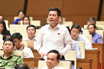 Bộ trưởng Công thương Nguyễn Hồng Diên phát biểu làm rõ một số vấn đề đại biểu Quốc hội nêu tại phiên chất vấn chiều 7/6. (Ảnh: LINH KHOA)