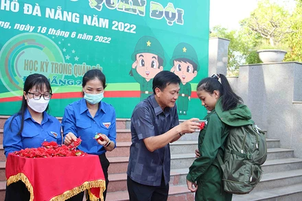 Tặng hoa cho các “chiến sĩ nhí”.