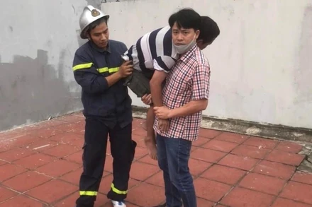 Lực lượng công an kịp thời cứu người có ý định tự tử.