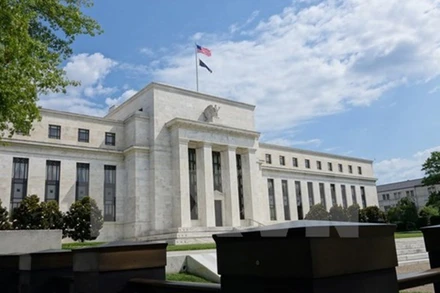 Quang cảnh bên ngoài trụ sở FED ở Washington. (Ảnh: AFP/TTXVN)