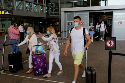 Hành khách đeo khẩu trang khi tới sân bay Malaga-Costa del Sol, tại Tây Ban Nha, ngày 7/6/2021. (Ảnh: Reuters)