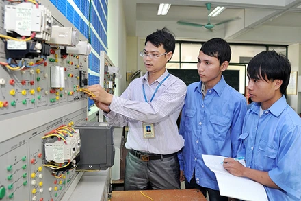 Giờ thực hành của sinh viên Trường đại học Sư phạm kỹ thuật Nam Ðịnh. (Ảnh: Quang Minh)