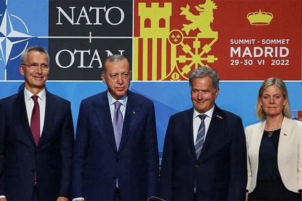 Tổng Thư ký NATO Jens Stoltenberg, Tổng thống Thổ Nhĩ Kỳ Tayyip Erdogan, Tổng thống Phần Lan Sauli Niinisto và Thủ tướng Thụy Điển Magdalena Andersson tham gia hội nghị thượng đỉnh NATO tại Madrid, ngày 28/6. (Ảnh: Reuters)