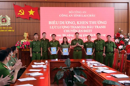 Lãnh đạo Công an Lai Châu biểu dương và thưởng đột xuất cho cán bộ, chiến sĩ Ban chuyên án.