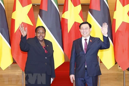 Chủ tịch Quốc hội Vương Đình Huệ và Chủ tịch Quốc hội Cộng hòa Mozambique Esperanca Laurinda Francisco Nhiuane Bias chụp ảnh chung. (Ảnh: Doãn Tấn/TTXVN)