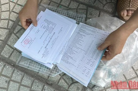 Bệnh nhân mòn mỏi chờ đợi thuốc bảo hiểm y tế. (Ảnh: SƠN BÁCH)